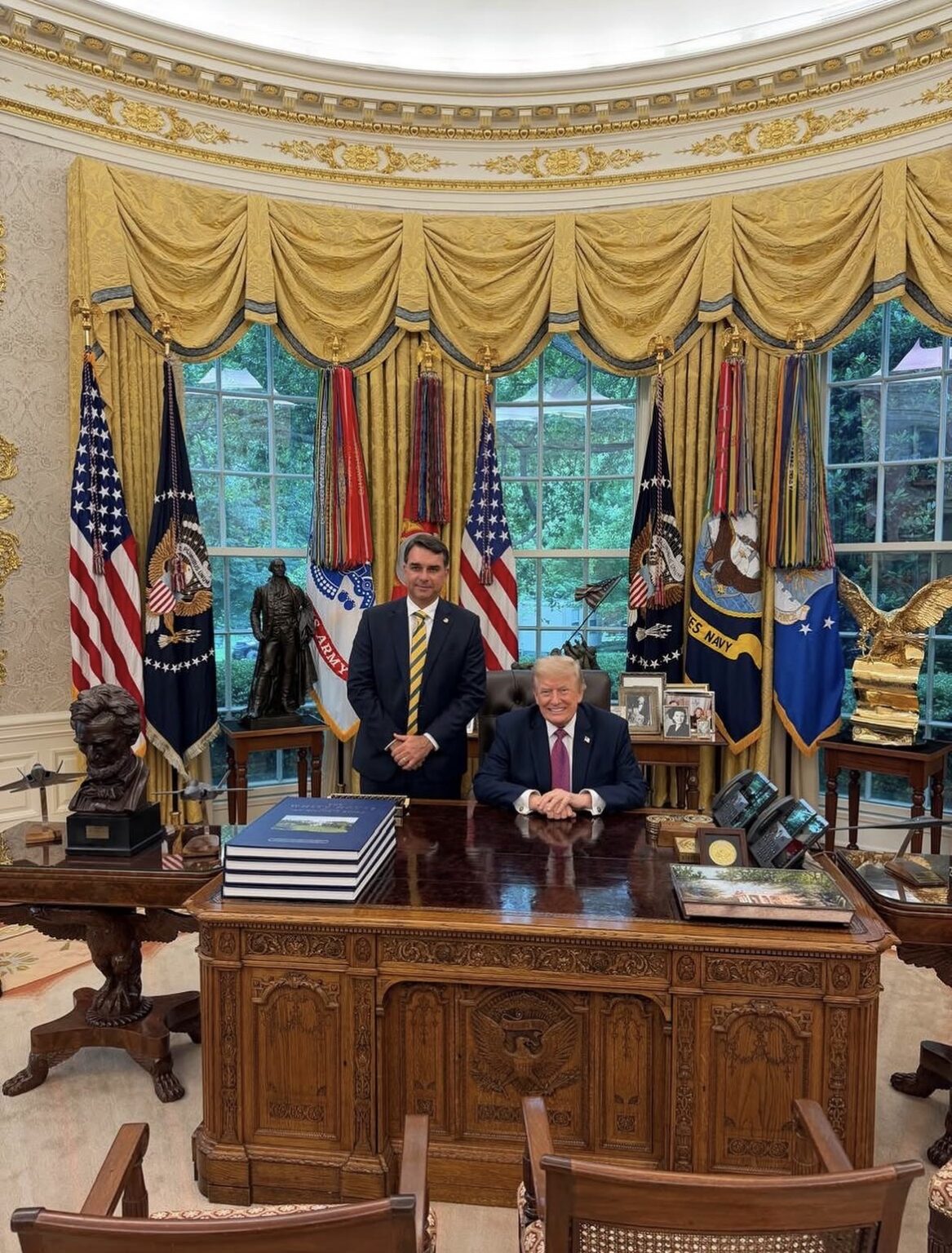 FLÁVIO BOLSONARO SE ENCONTRA COM PRESIDENTE TRUMP NA CASA BRANCA.