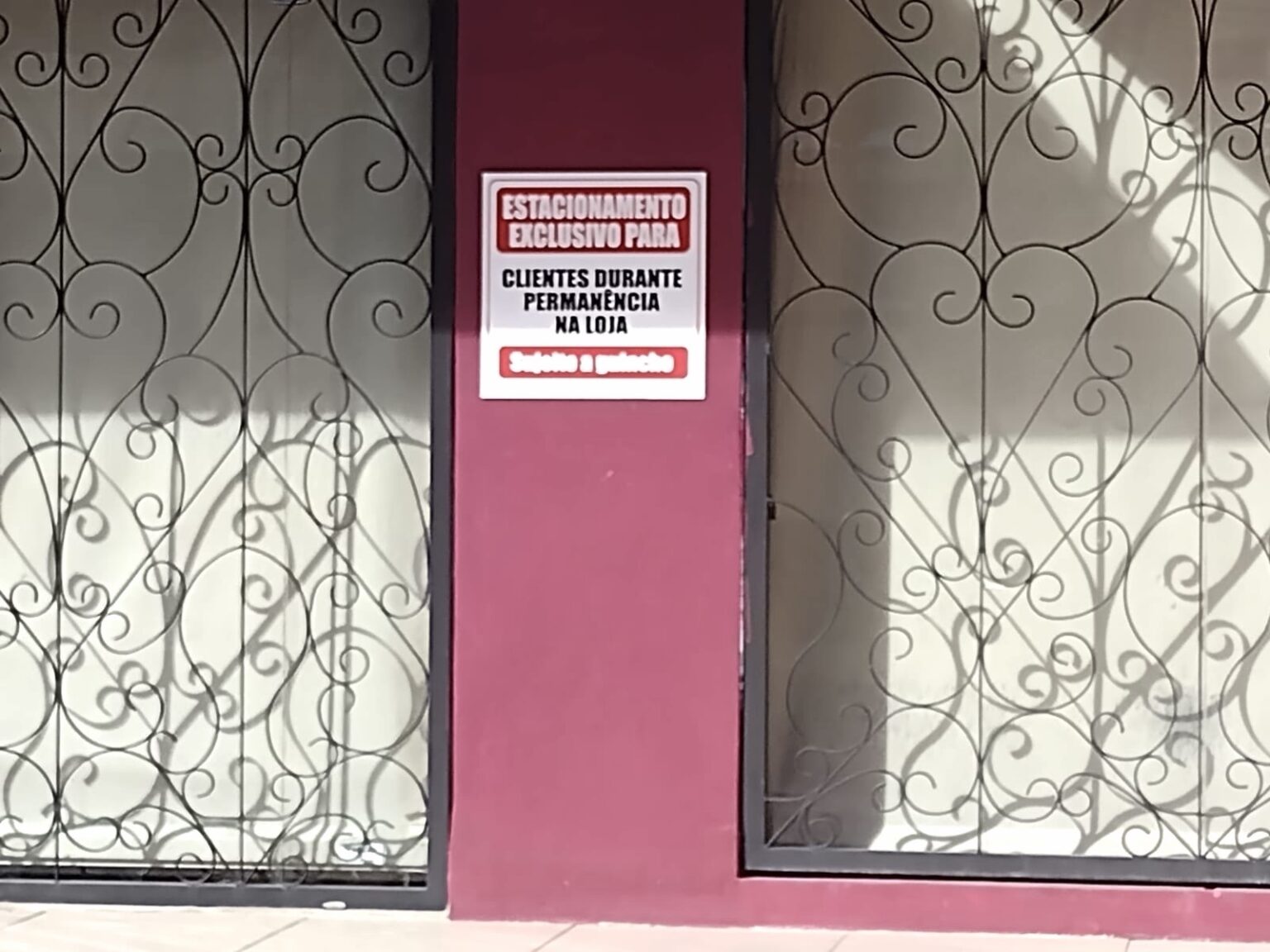 ESTACIONAMENTO EXCLUSIVO PARA CLIENTES COM REBAIXAMENTO E RECUO DA CALÇADA É PERMITIDO?