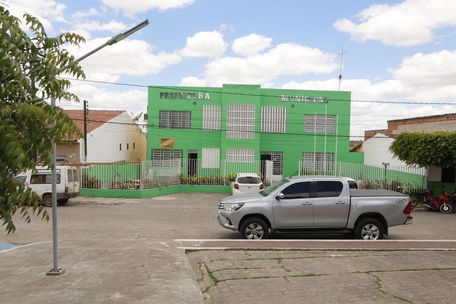 PREFEITURA DE PALESTINA PRETENDE GASTAR QUASE R$ 200 MIL NA COMPRA DE PNEUS PARA FROTA MUNICIPAL