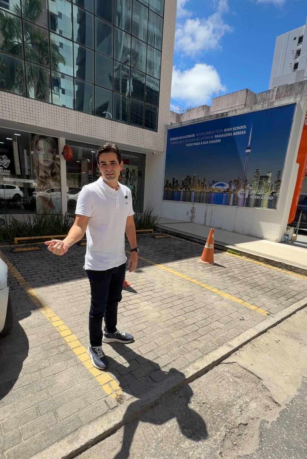 LELO MAIA DENUNCIA PRÁTICA IRREGULAR DE ESTABELECIMENTOS QUE GUARDAM VAGAS COM CONES