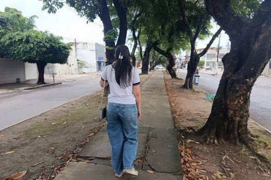 Buracos, bueiros soltos e sem ciclovia: moradores cobram infraestrutura na antiga Amélia Rosa, na Jatiúca