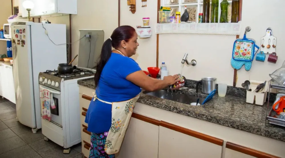 TRABALHO DE CUIDADO: MULHERES TÊM ESCALA 7X0, DIZ PESQUISADORA