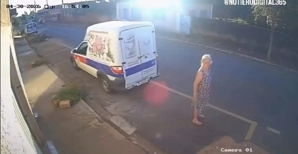 CÂMERA DE SEGURANÇA FLAGRA O MOMENTO EM QUE UMA IDOSA É ATROPELADA POR UM ENTREGADOR
