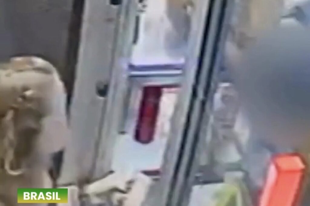 Mulher dá tapa em atendente de drive-thru após erro no sanduíche no DF. Veja!