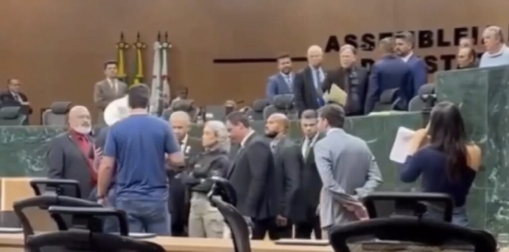 CONFUSÃO ENTRE MAJOR ARAÚJO E AMAURI RIBEIRO É REGISTRADA NO FIM DE SESSÃO DA ALEGO NESTA QUINTA (7)