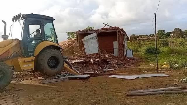 EX-MORADORES SÃO IMPEDIDOS DE RETIRAR O QUE RESTOU DE SUAS RESIDÊNCIAS DEMOLIDAS NA BARRA DE SANTO ANTÔNIO