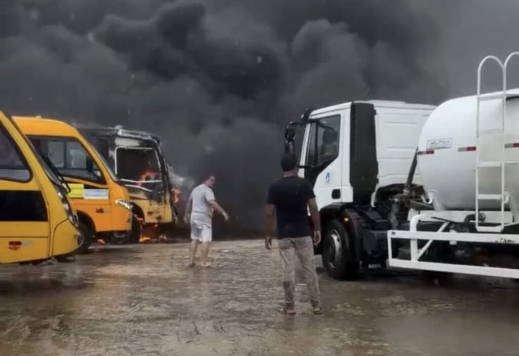 Video mostra momento em que moradores tentam conter incêndio em ônibus escolares de Boca da Mata