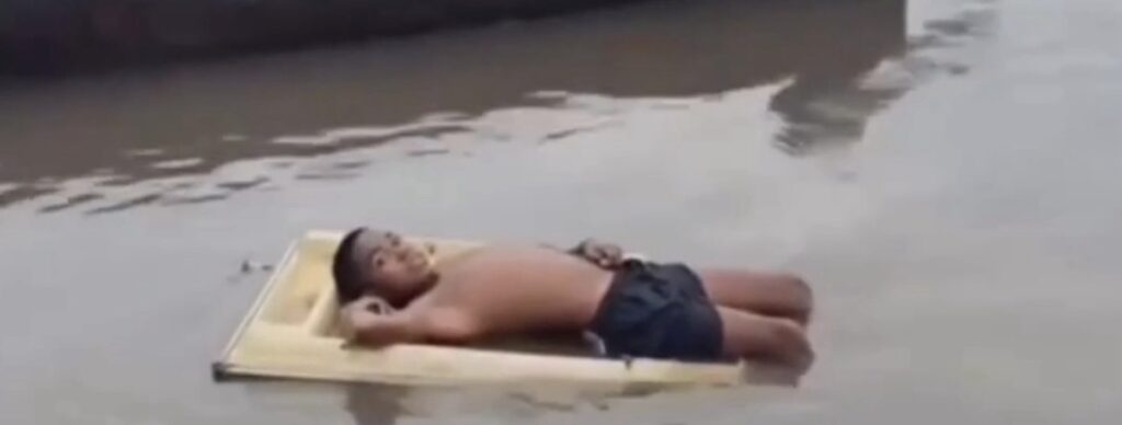 MENINO É VISTO DE AMIZADE COM JACARÉ E VÍDEO IMPRESSIONA INTERNAUTAS