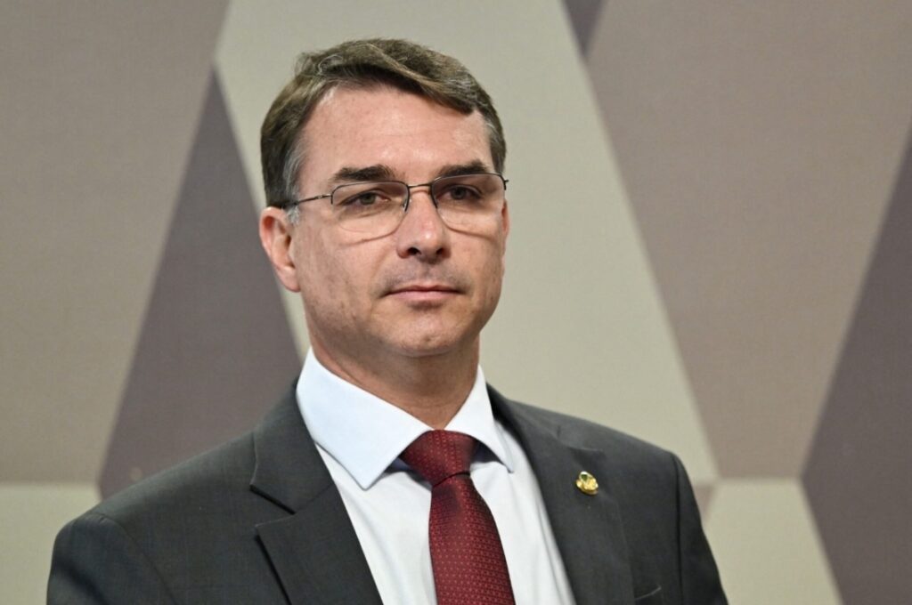 LINDBERGH FARIAS PEDE PRISÃO PREVENTIVA DE FLÁVIO BOLSONARO APÓS REVELAÇÕES SOBRE SUPOSTO ESQUEMA