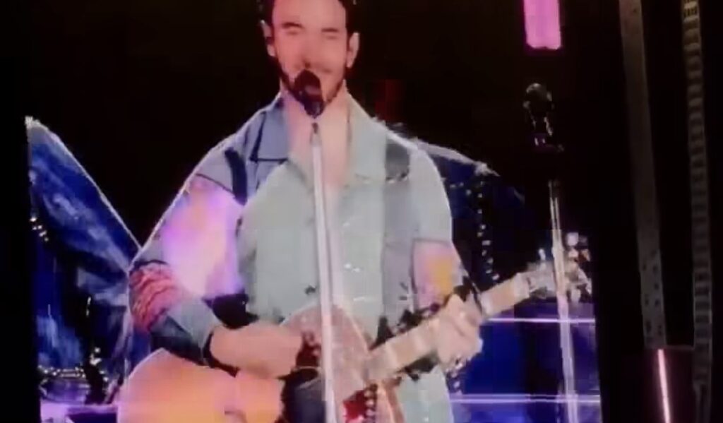 JOE JONAS USA JAQUETA ESCRITO “O HEXA VEM” EM SHOW NO BRASIL