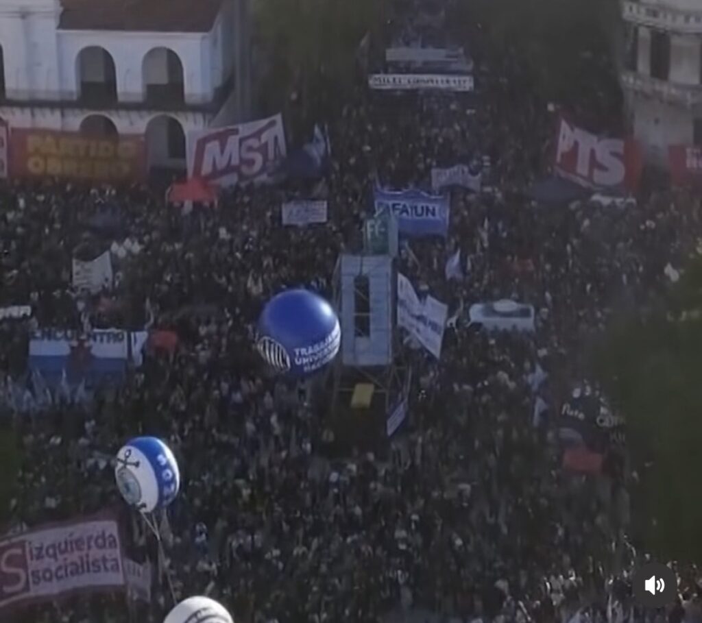 Dezenas de milhares de argentinos protestaram contra cortes de verbas para universidades públicas