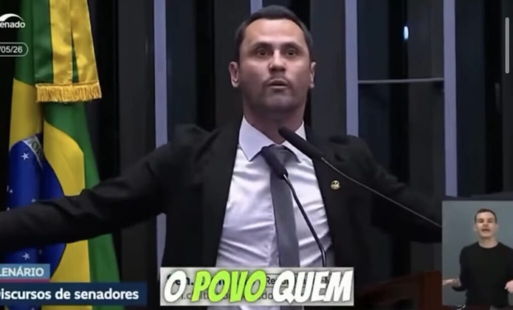 SENADOR CLEITINHO LEVA CAIXA DE PIZZA AO SENADO E CRITICA FALTA DE AVANÇO NA PAUTA 6X1