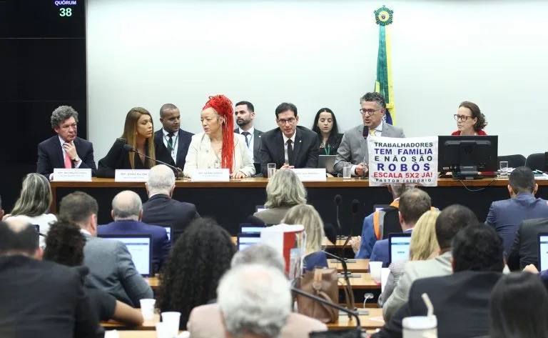 COMISSÃO ESPECIAL APROVA TEXTO-BASE DO FIM DA ESCALA 6×1