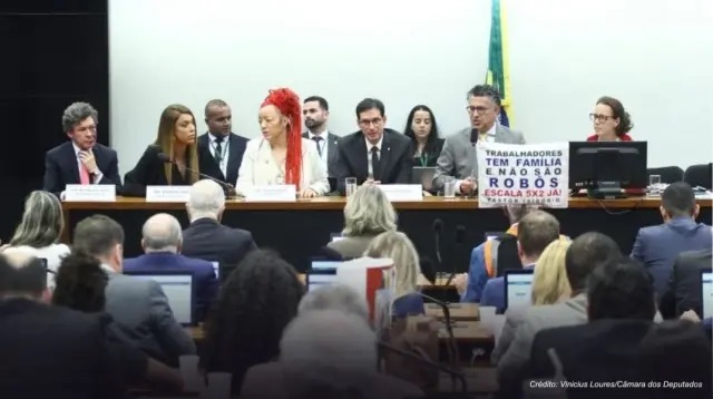 Deputados comemoram aprovação do fim da escala 6×1 em comissão especial da Câmara