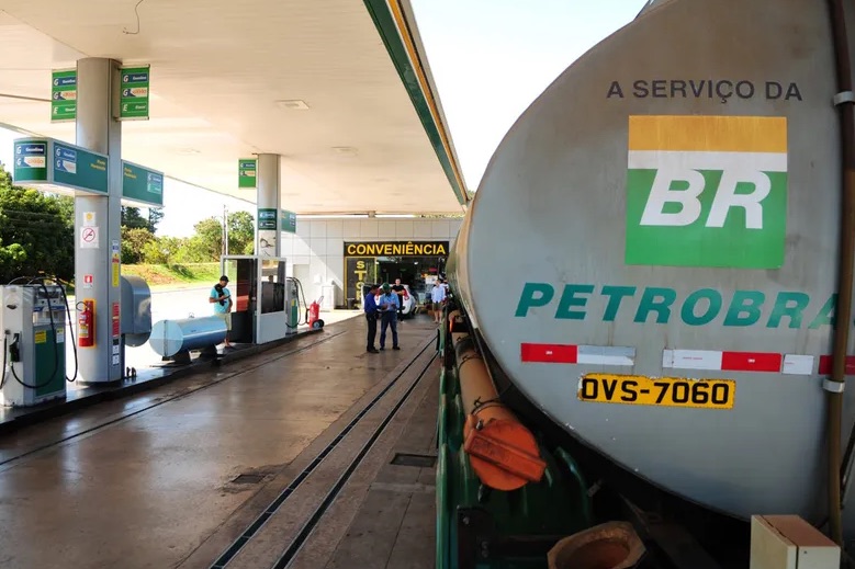 Petrobras aumenta gasolina, mas subsídio reduz alta a R$ 0,04 por litro