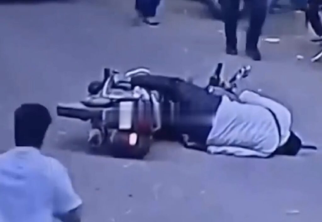 MOTOCICLISTA ENTRA EM COMA APOS SER ATINGIDO NA CABEÇA POR GALHO