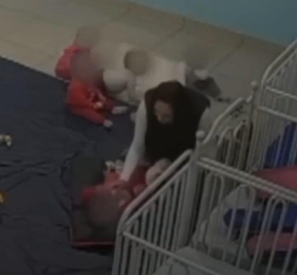 Câmera de creche flagra funcionária agredindo bebê de 6 meses no interior de SP