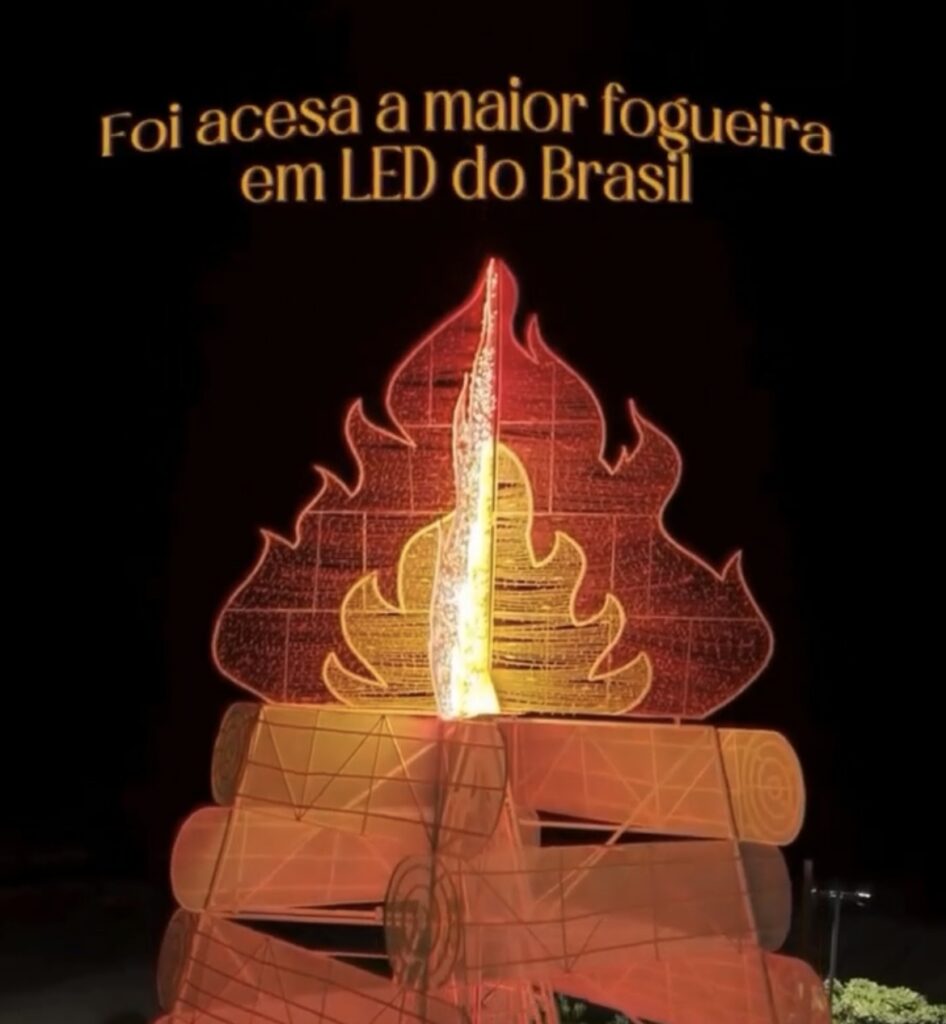 COM 24 METROS, MACEIÓ INAUGURA A MAIOR FOGUEIRA DE LED DO BRASIL.