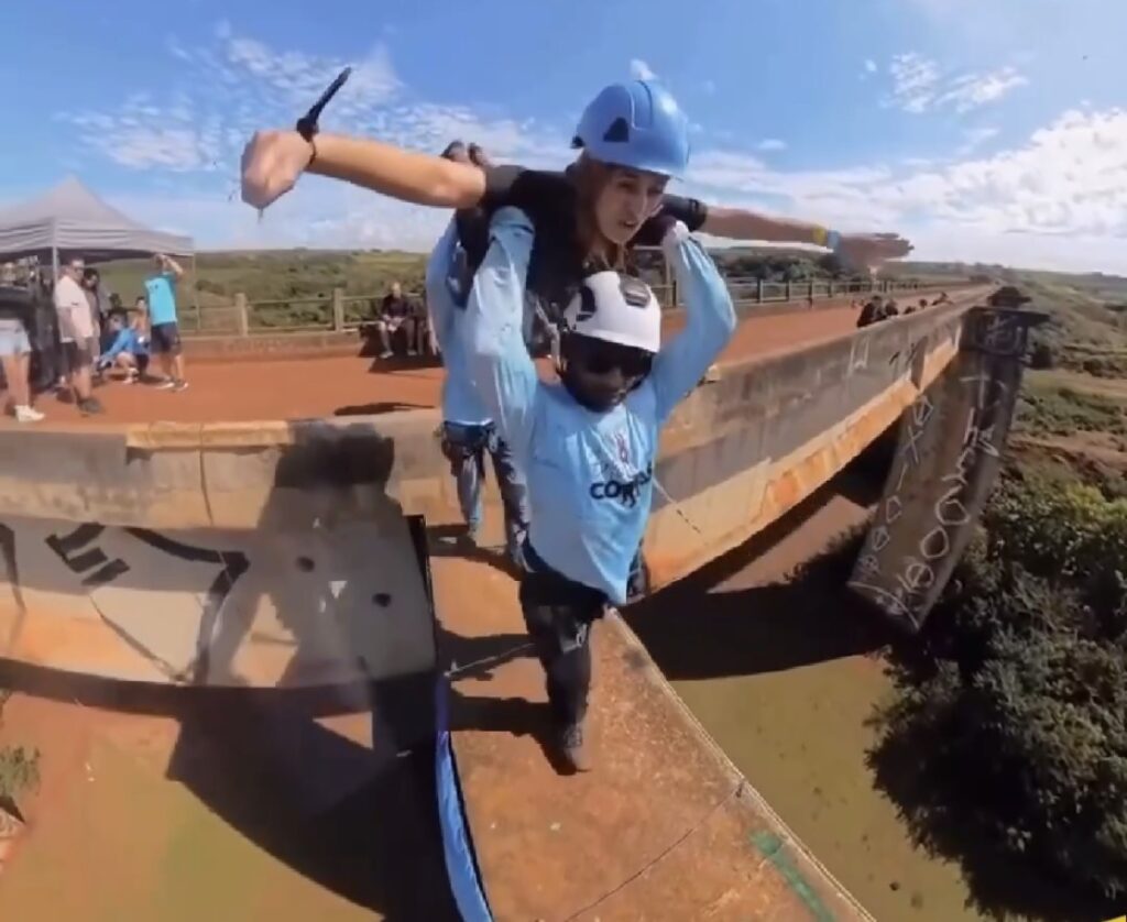 VIDEO NO MESMO LOCAL DO SALTO QUE TIROU A VIDA DE MARIA EDUARDA MOSTRA COMO SERIA O TRAJETO SE ELA ESTIVESSE PRESA A CORDA DE SEGURANÇA.