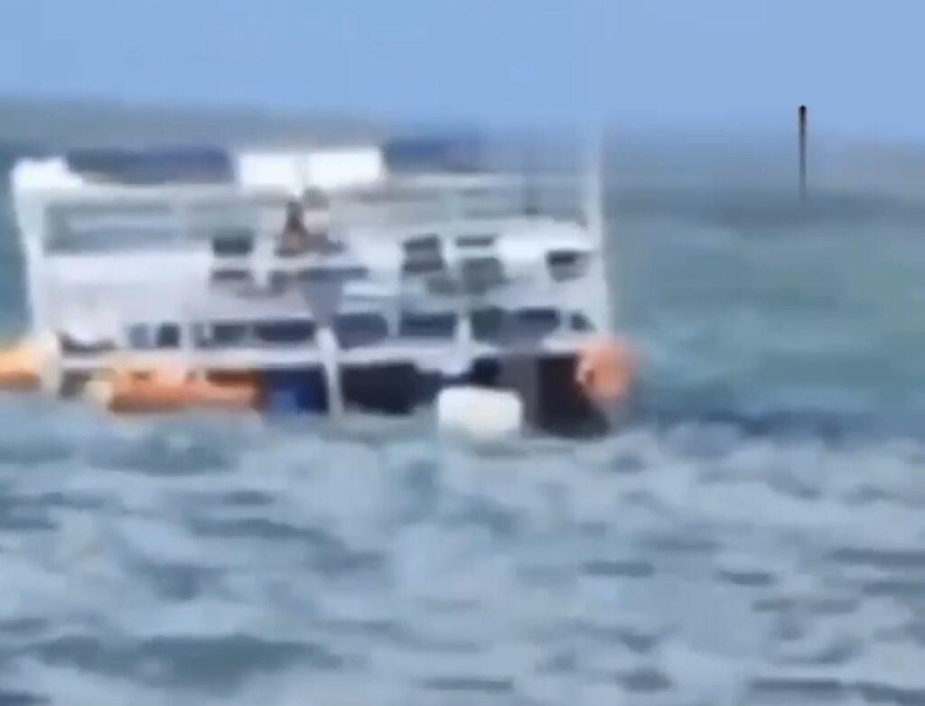 CATAMARÃ AFUNDA NA PRAIA DE PONTA VERDE E MOBILIZA BOMBEIROS.