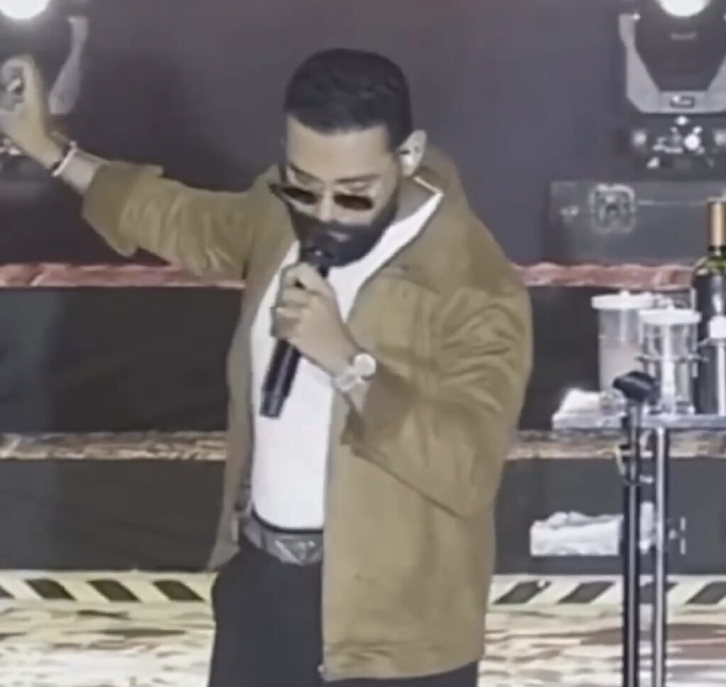 CANTOR PABLO É ATINGIDO POR LATA DURANTE SHOW NA BAHIA E CHAMA A POLÍCIA.