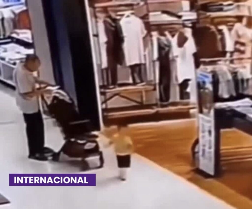 EM APENAS 5 SEGUNDOS DE DISTRAÇÃO DIGITAL, ESSA CRIANÇA CAMINHOU DIRETO PARA UM ACIDENTE GRAVE NA ESCADA ROLANTE.