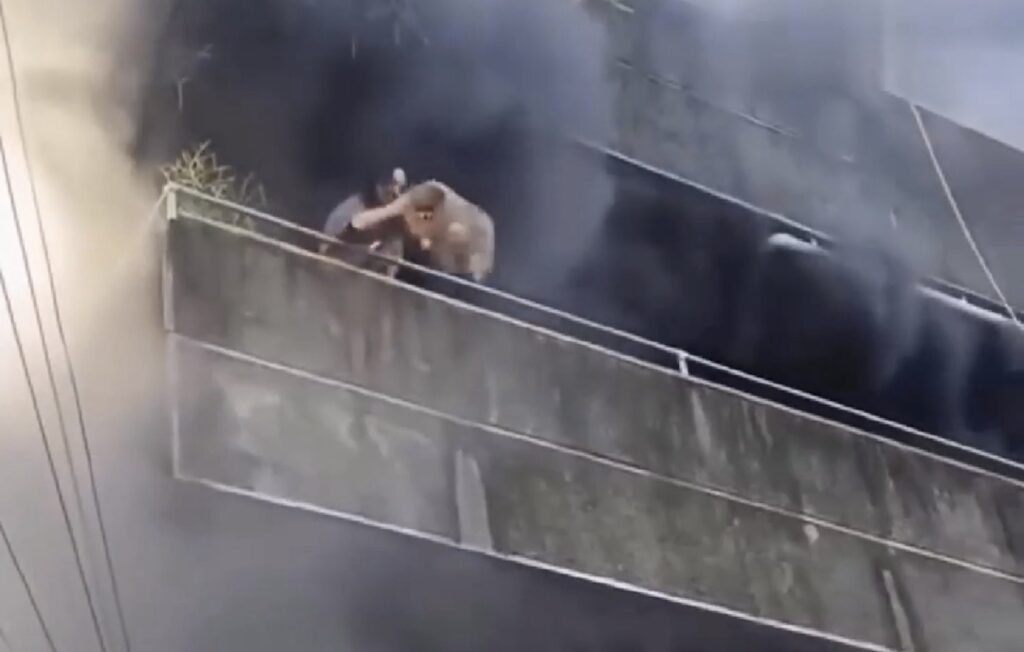 MULHER ENFRENTA O INCÊNDIO PARA RESGATAR SEUS PETS NAS FILIPINAS