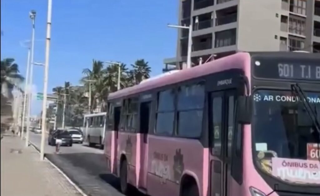 SEM DMTT NO LOCAL, PASSAGEIRA DE ÔNIBUS AUXILIA MOTORISTAS APÓS CONFUSÃO COM MUDANÇA NO TRÂNSITO EM MACEIÓ