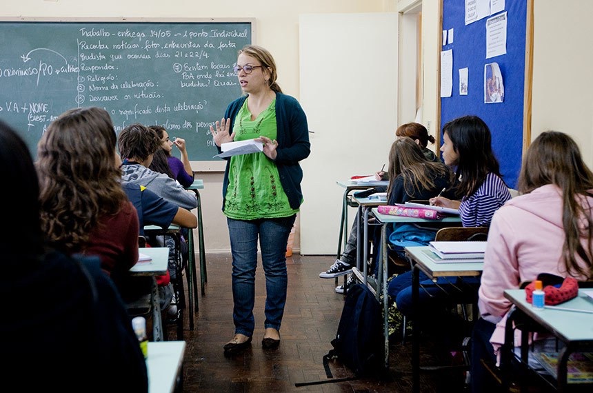 Passa a valer lei que define piso salarial de R$ 5.130,63 para professores da educação básica