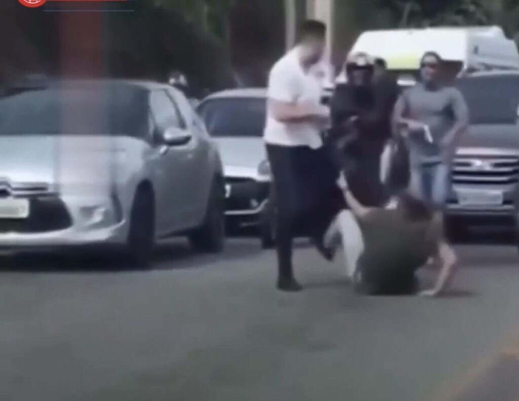 CONFUSÃO NO TRÂNSITO: HOMEM ARMADO TENTA CONTER BRIGA ENTRE MOTORISTAS NA AVENIDA LESTE-OESTE