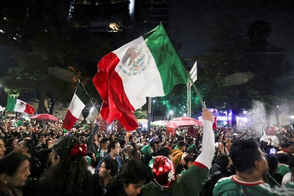 ARRIBA MÉXICO! Mexicanos se reúnem na Cidade do México para comemorar classificação para a próxima fase