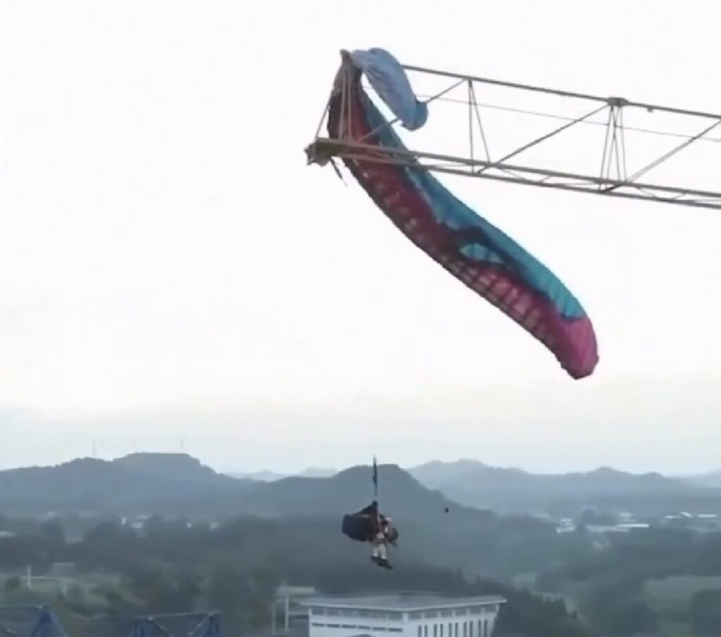PARAPENTISTA FICA PRESO EM GUINDASTE A 60 METROS APÓS TURBULÊNCIA EM VOO