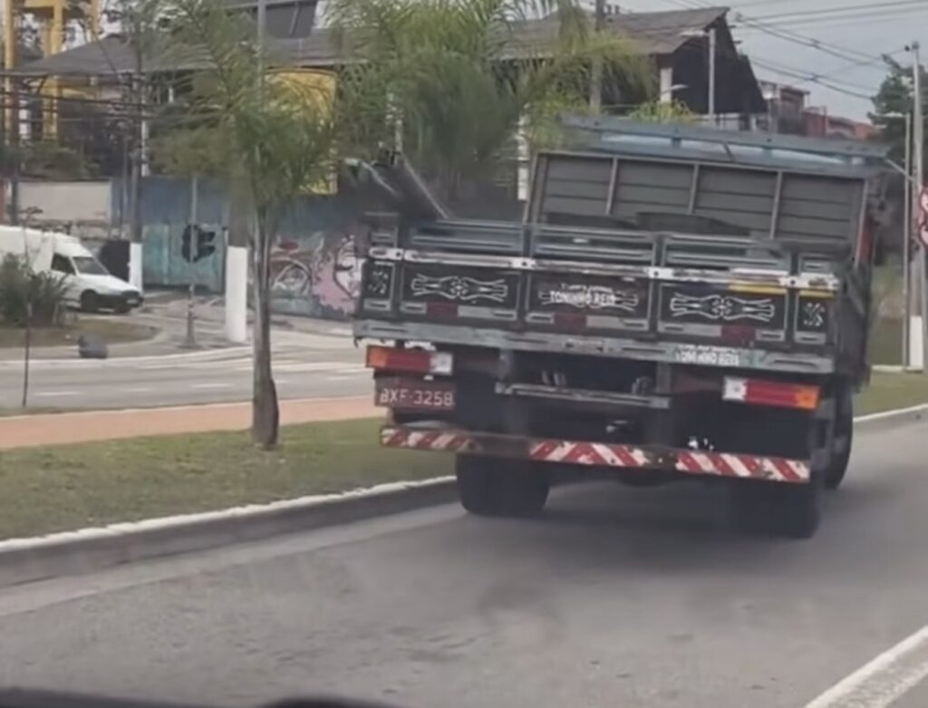 Caminhoneiro embriagado é preso após sequência de acidentes em São Bernardo (SP)