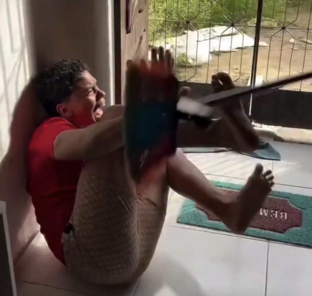 Tentativa de “farmar aura” termina em surr4 da mãe