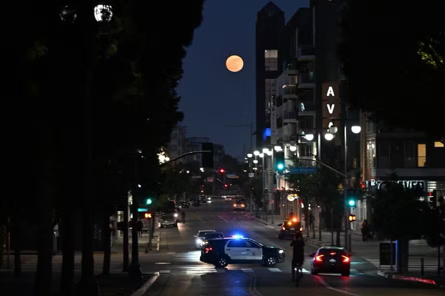 SAIBA O QUE É ‘LUA DE MORANGO’, FENÔMENO QUE ACONTECE NESTA SEGUNDA E PODERÁ SER VISTO NO BRASIL