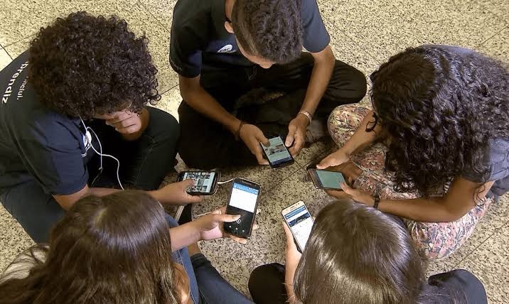 Após um ano de lei, 92% das escolas vetam celular e veem melhora na concentração