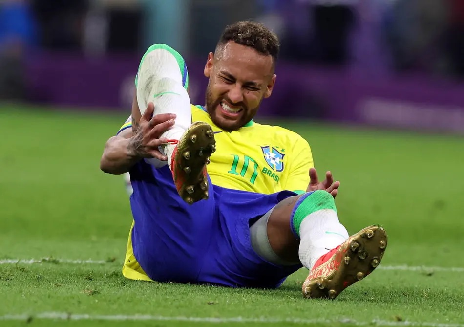NEYMAR É O 4° ATLETA DO FUTEBOL MUNDIAL QUE MAIS FOI DESFALQUE POR LESÃO