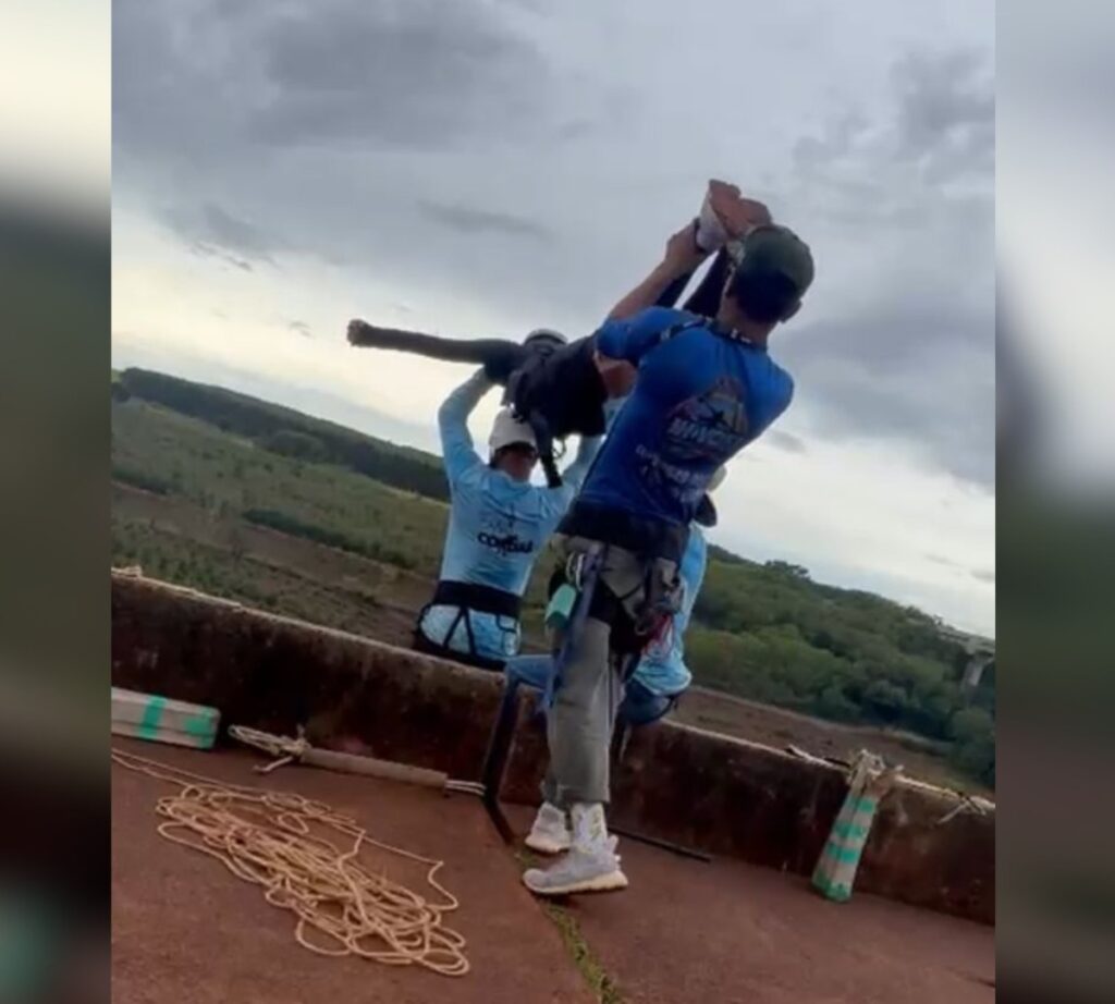 Funcionário tirou câmera de vítima em rope jump após queda, diz testemunha