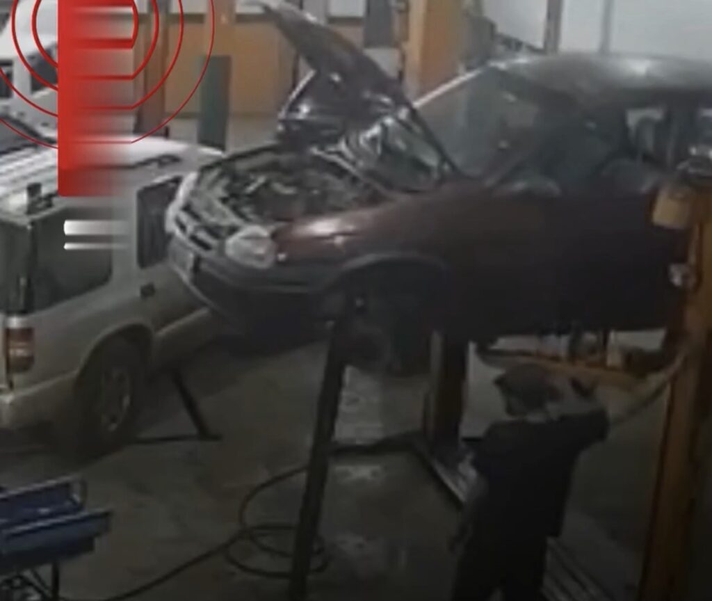 Carro despenca de elevador em oficina mecânica e por pouco não atinge funcionário