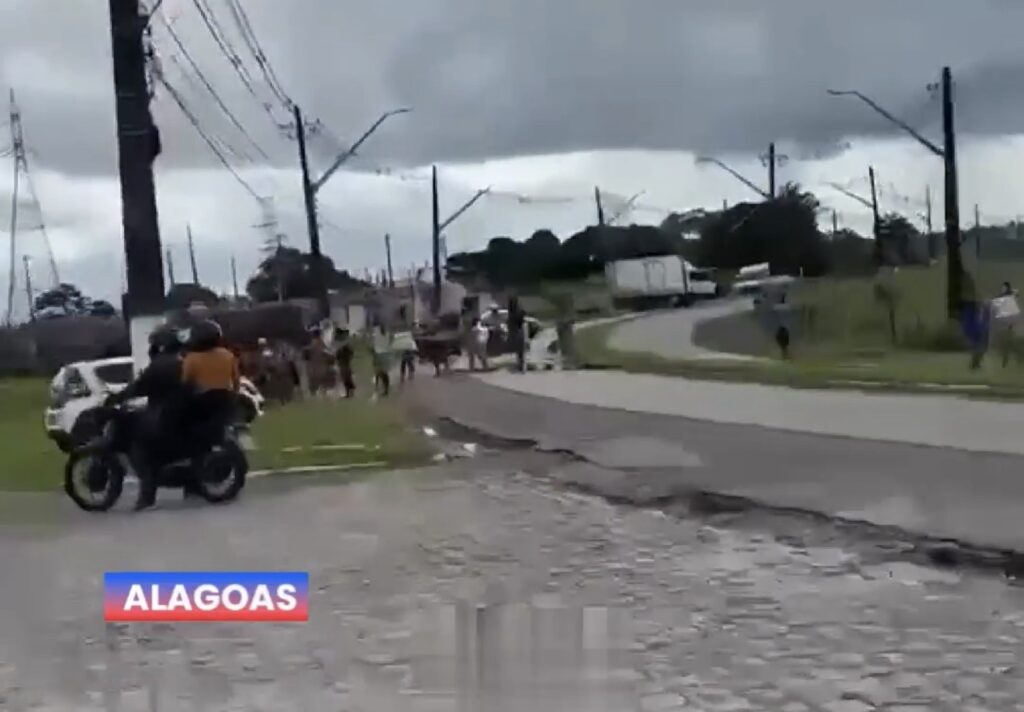 MORADORES PROTESTAM POR FALTA DE ÁGUA NO CONJUNTO BENEDITO DE LIRA, EM RIO LARGO/AL