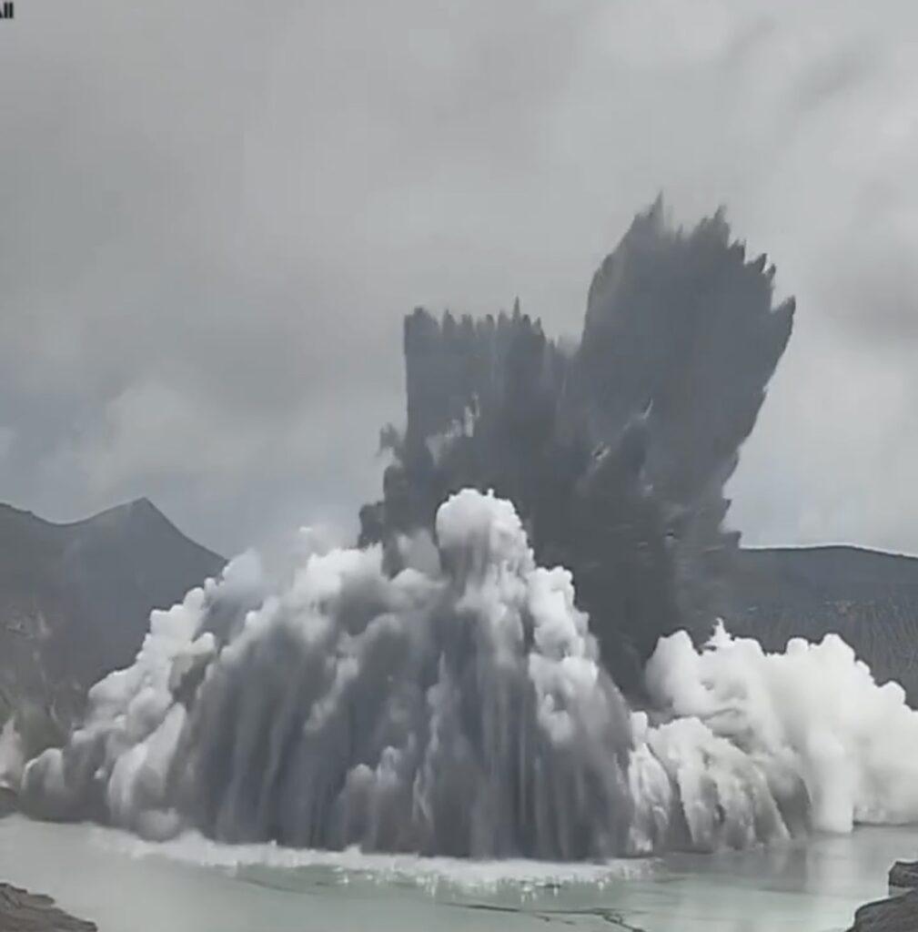 VULCÃO IMPRESSIONA AO TER ERUPÇÃO