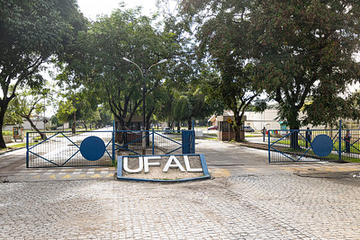 SUSPEITO É PRESO APÓS TROCA DE TIROS COM A PM DENTRO DA UFAL; ARMA E DROGAS FORAM APREENDIDAS