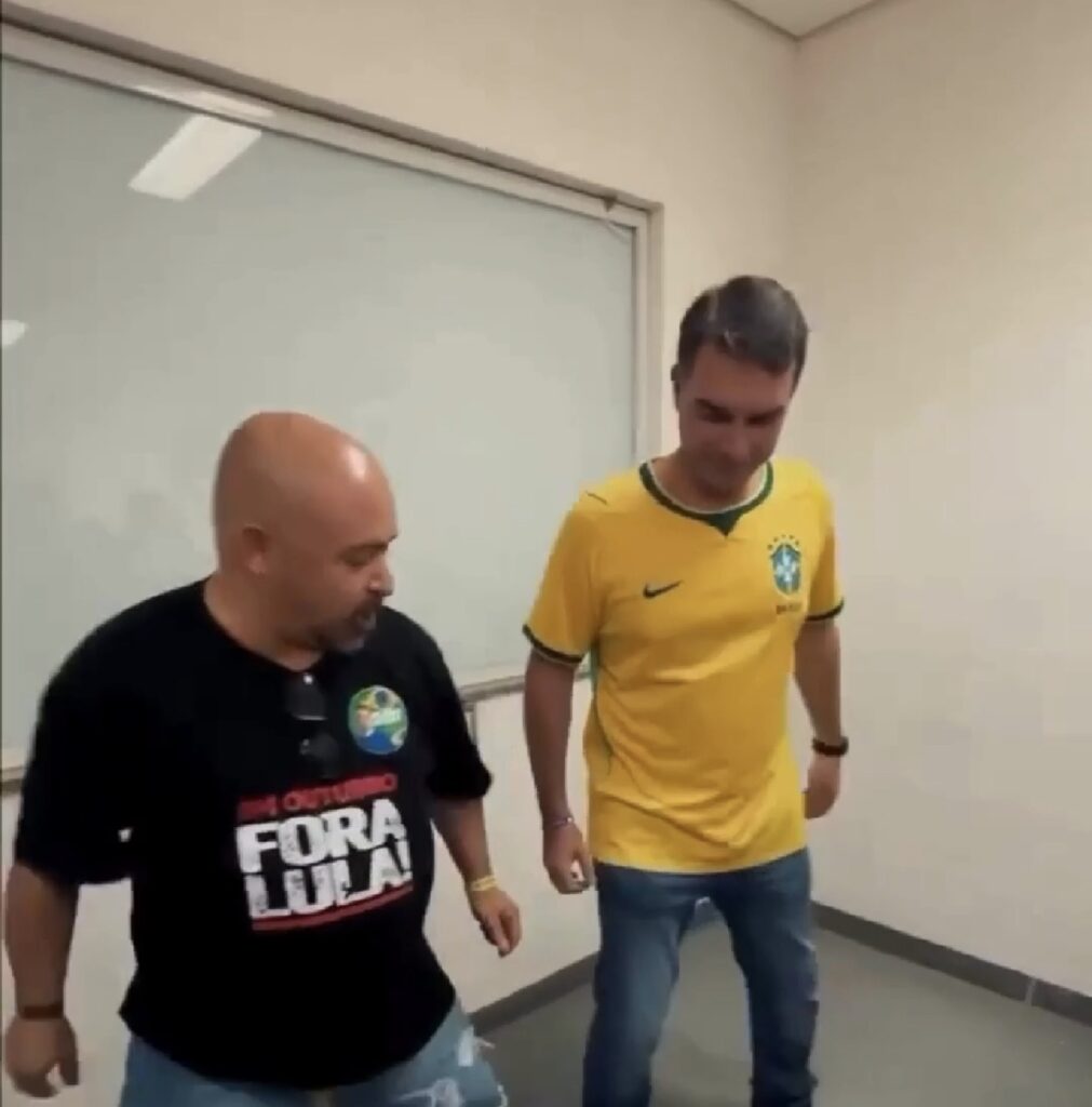FLÁVIO GRAVA ENSAIO DE DANÇA E QUESTIONA: “QUEM TEM MAIS O MOLHO”