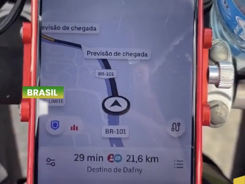 Não deu para segurar! Passageira pede para parar moto no meio de rodovia e motivo viraliza