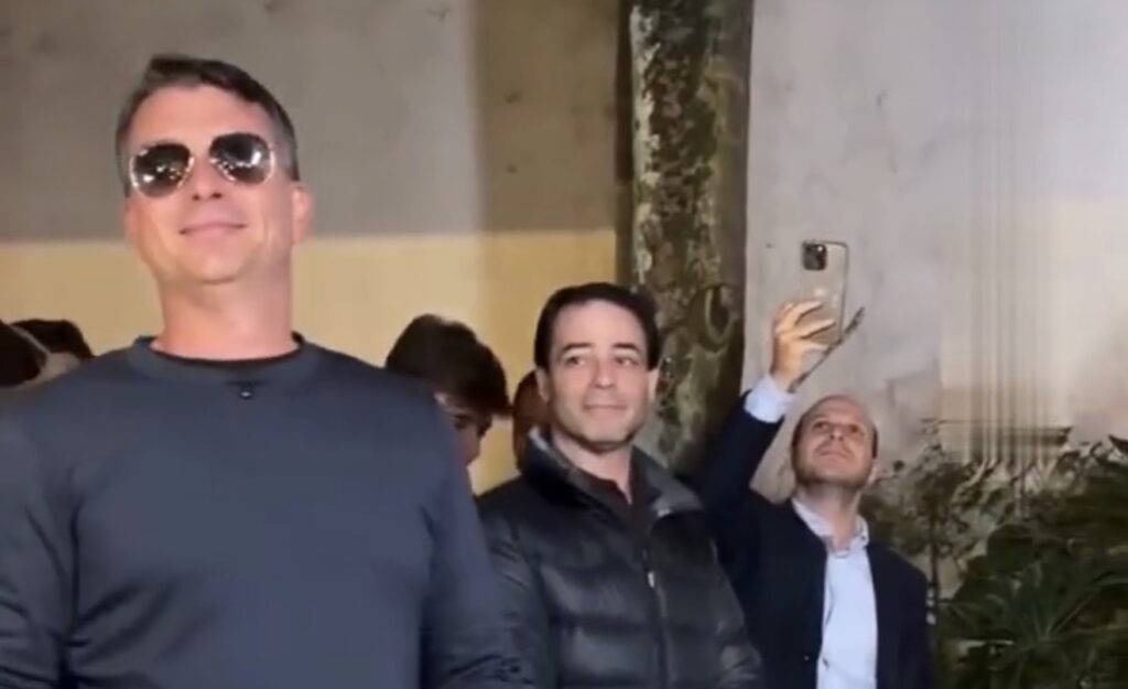 Da dancinha em trend à oficialização: Flávio Bolsonaro é confirmado candidato à Presidência
