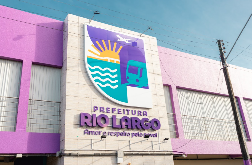 JUSTIÇA MANDA BLOQUEAR – CONTAS DA PREFEITURA POR SALÁRIO DE 2021 NÃO PAGO