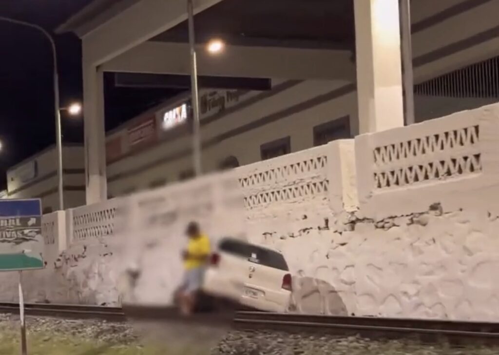 Veículo sobe nos trilhos do trem em Rio Largo