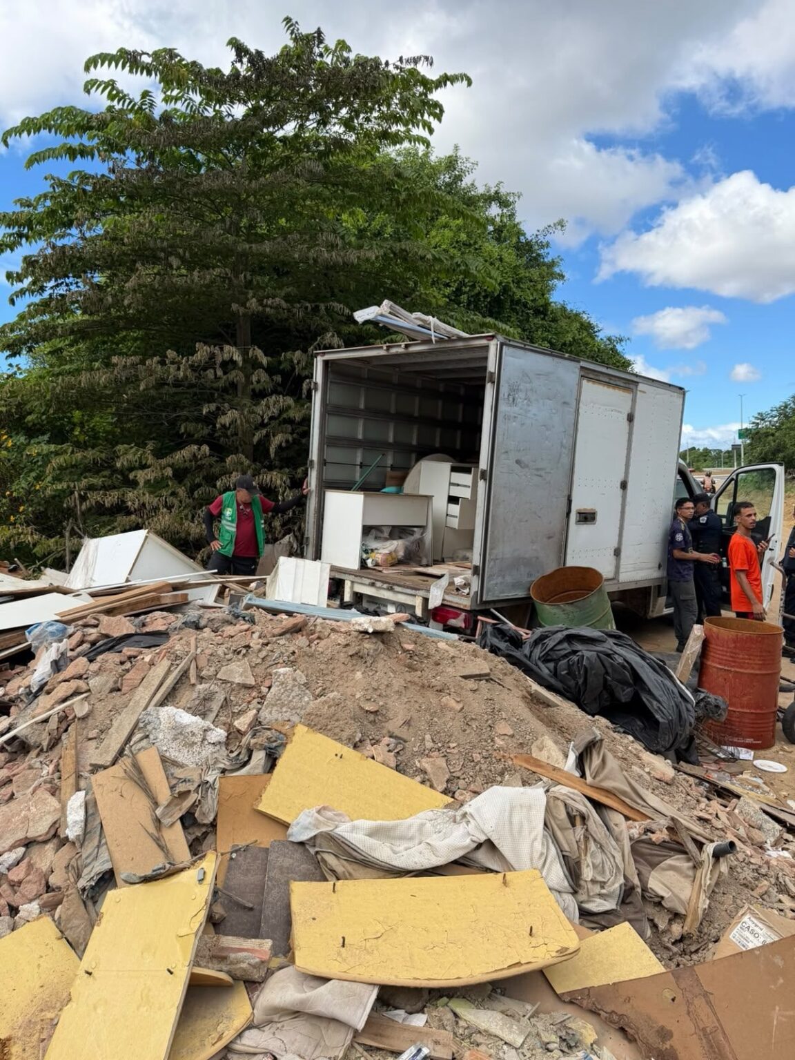 ALURB APREENDE CAMINHÃO QUE REALIZAVA DESCARTE IRREGULAR NA SANTA LÚCIA