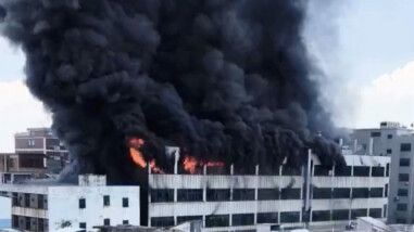 Grande incêndio destrói fábrica de sapatos na China; funcionários ficaram presos