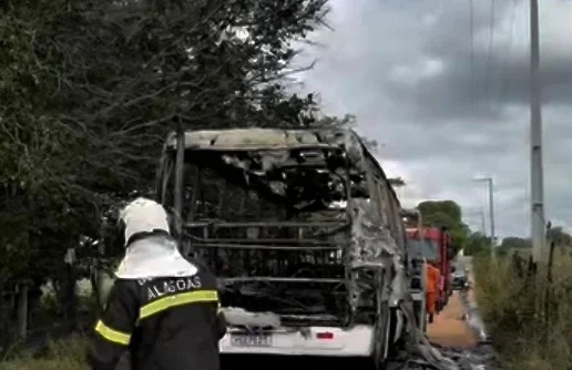 MOTORISTA ESCAPA PELA JANELA DE ÔNIBUS ESCOLAR QUE PEGOU FOGO EM CRAÍBAS